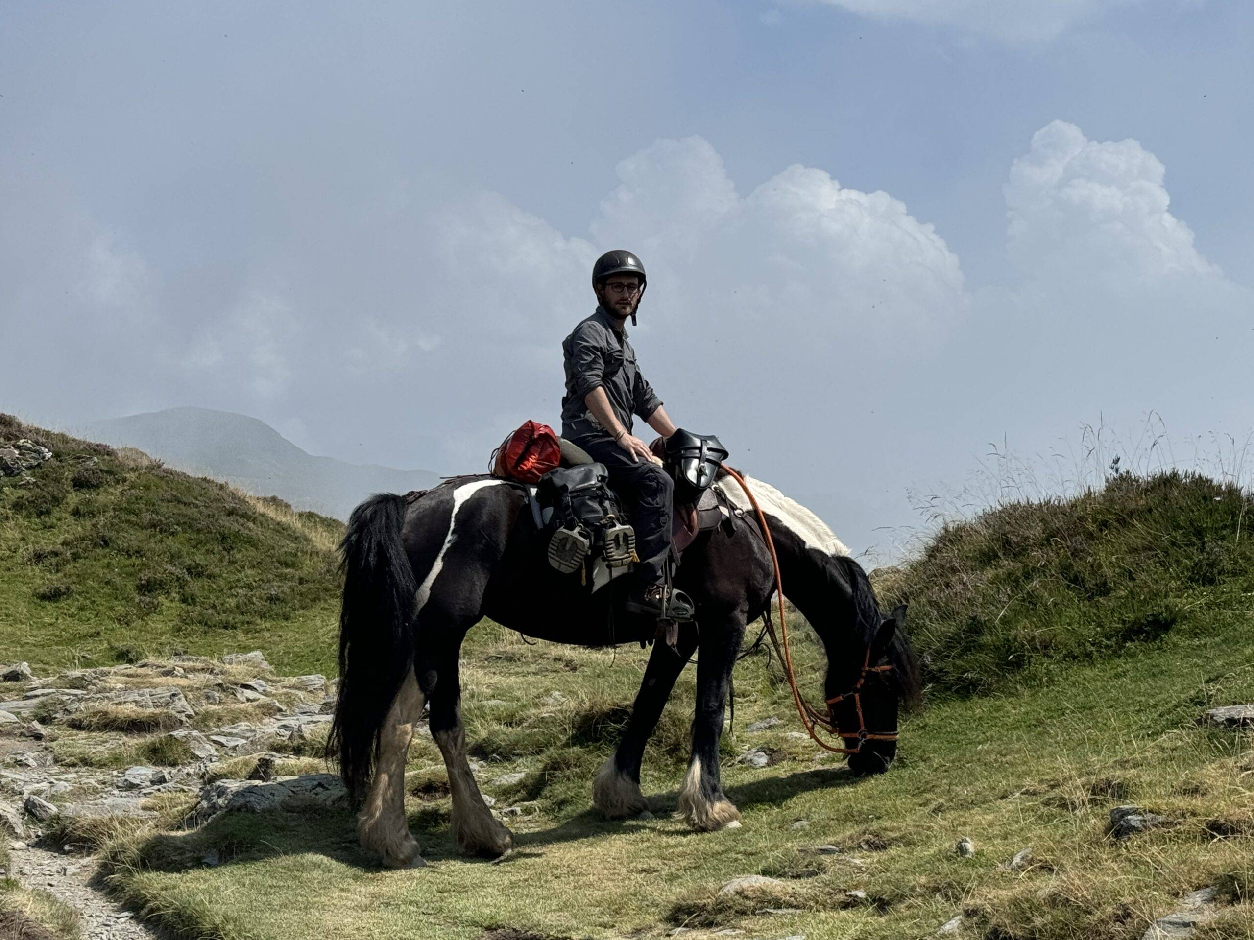 cavalier et son cheval équipés pour un voyage - gandalha